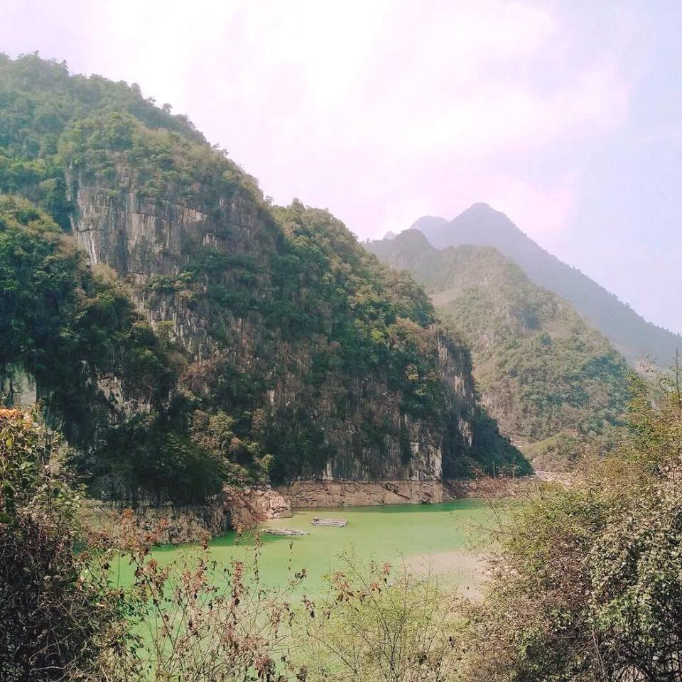  Đà Bắc – Hòa Bình cái tên nghe lạ mà quen. Nơi đây gần với những địa danh nổi tiếng của Hòa Bình như sông Đà, nhà máy thủy điện Hòa Bình, Ba Khan.