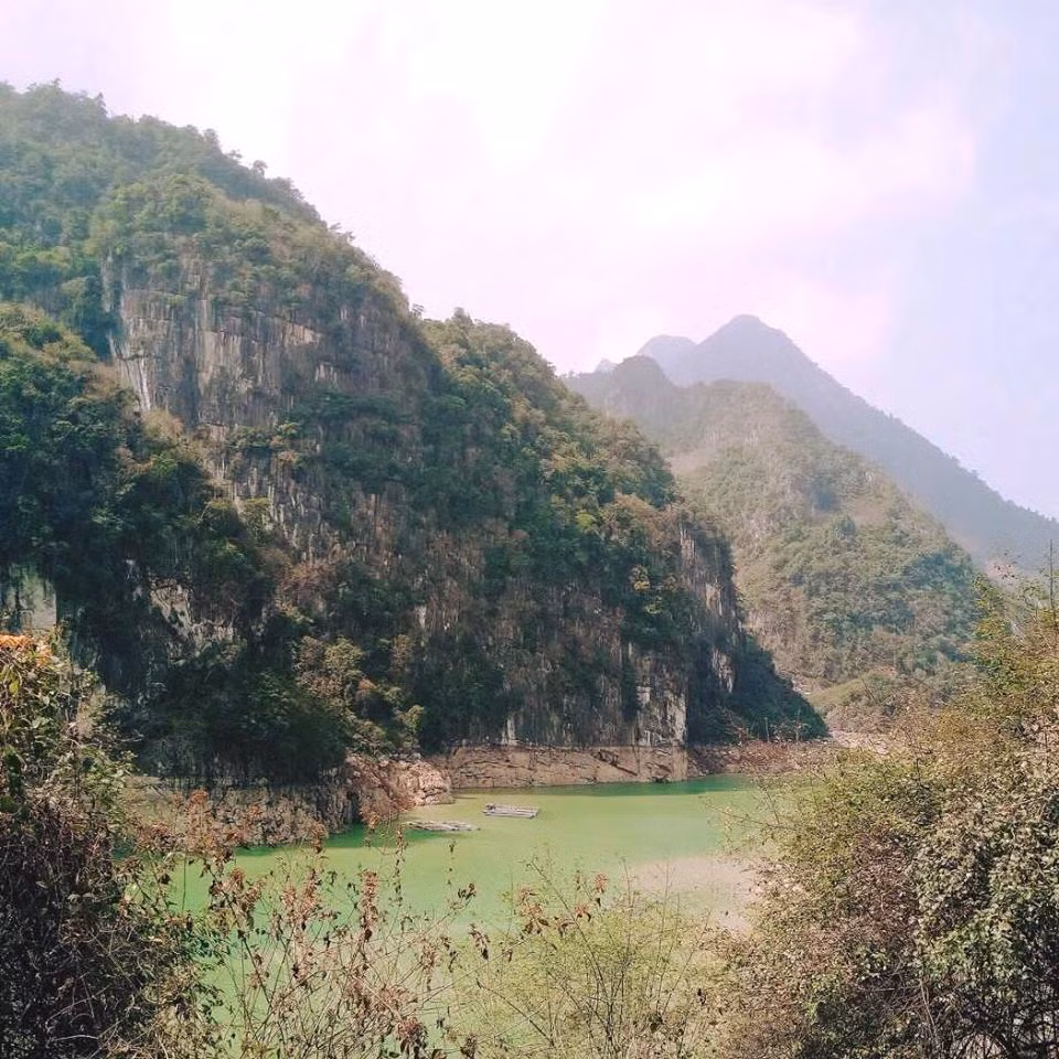  Đà Bắc – Hòa Bình cái tên nghe lạ mà quen. Nơi đây gần với những địa danh nổi tiếng của Hòa Bình như sông Đà, nhà máy thủy điện Hòa Bình, Ba Khan.