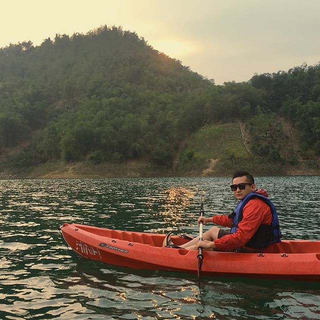 Nếu muốn tận hưởng khung cảnh yên bình với các khối núi đá vôi tuyệt đẹp trên lòng hồ hay đơn giản bạn yêu thích các hoạt động vận động dưới nước, thì chèo Kayak hay chèo bè mảng chính là gợi ý hấp dẫn dành cho bạn.