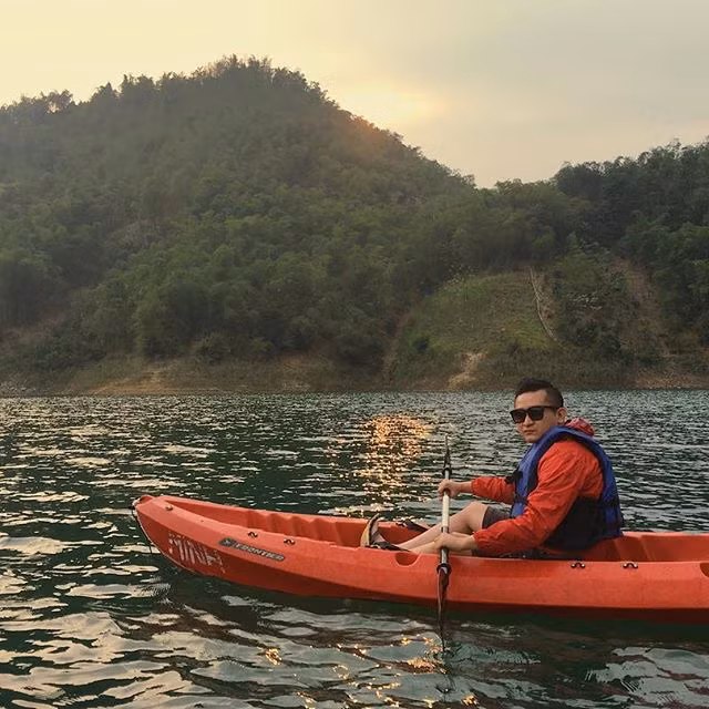 Nếu muốn tận hưởng khung cảnh yên bình với các khối núi đá vôi tuyệt đẹp trên lòng hồ hay đơn giản bạn yêu thích các hoạt động vận động dưới nước, thì chèo Kayak hay chèo bè mảng chính là gợi ý hấp dẫn dành cho bạn.