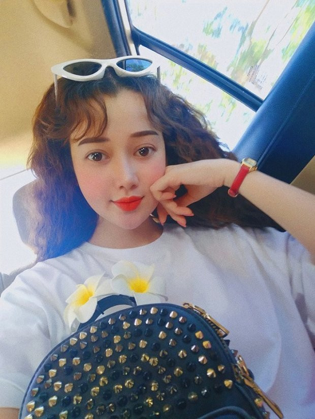 Sau chuyện này tôi thực sự hiểu được "không xinh đẹp vốn là một thiệt thòi", mình cũng là phụ nữ, cũng muốn bản thân bắt mắt nhất có thể. Chính vì vậy tôi quyết định tìm đến phẫu thuật thẩm mỹ". Ngọc Trân chia sẻ thêm.