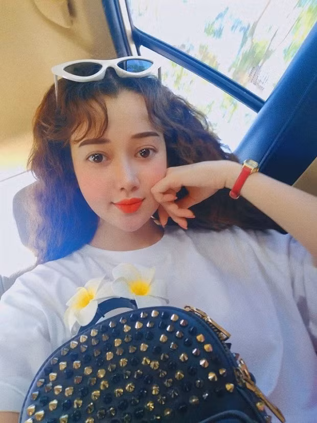 Sau chuyện này tôi thực sự hiểu được "không xinh đẹp vốn là một thiệt thòi", mình cũng là phụ nữ, cũng muốn bản thân bắt mắt nhất có thể. Chính vì vậy tôi quyết định tìm đến phẫu thuật thẩm mỹ". Ngọc Trân chia sẻ thêm.