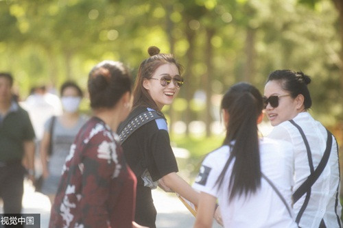 Lý do chính thu hút báo giới tới lễ nhập học của tân sinh viên ngôi trường có bề dày truyền thống này là bởi trong số 597 tân sinh viên năm nay chắc chắn sẽ có những gương mặt nổi bật, rất có thể họ sẽ là những tiểu hoa đán, tiểu nam thần trong tương lai của nền điện ảnh Hoa ngữ.