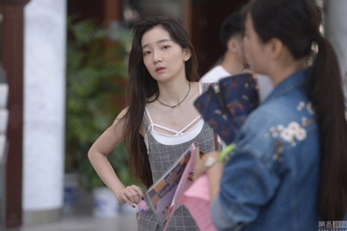 Từ sớm, các phóng viên ảnh đã tới ngôi trường đào tạo nghệ thuật hàng đầu Trung Quốc để săn được những hình ảnh của những tân sinh viên nghệ thuật Trung Quốc có khí chất, có ngoại hình xinh đẹp, thu hút.