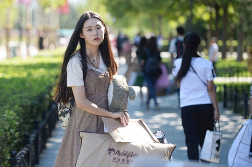 Một tân sinh viên có vẻ ngoài xinh đẹp và khí chất kiêu sa, thu hút ống kính phóng viên