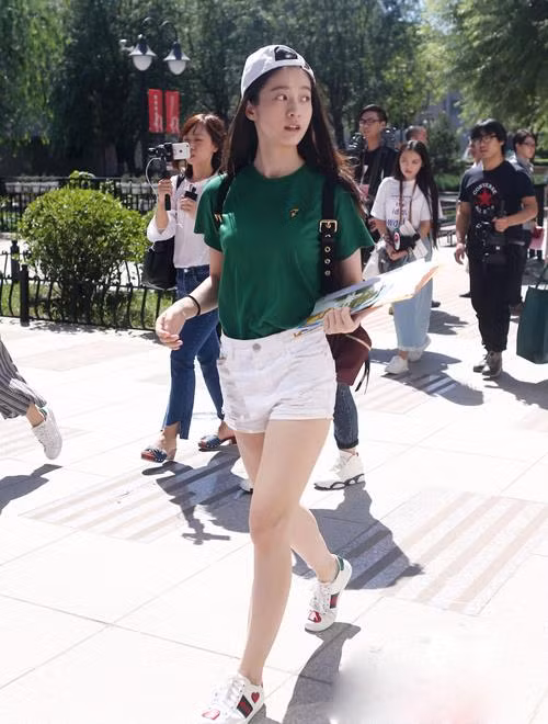 Theo đó, tất cả các tân sinh viên khi nhập học sẽ nhận được một phần "đại lễ" đó là những "quy định" đặc biệt mang tính độc quyền của Học viện hí kịch Trung ương và 60 kịch bản kinh điển của Trung Quốc và nước ngoài thuộc chuyên ngành mà sinh viên đang theo học.