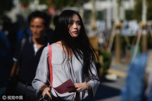 Thành viên SNH48, một nhóm nhạc thần tượng nữ ở Thượng Hải, Trung Quốc - Triệu Gia Mẫn cũng là tân sinh viên của Học viện Hý kịch Trung ương. Cô nàng được nhiều phóng viên và người hâm mộ theo chân trong ngày nhập học.