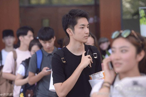 Một cô bạn mang theo cả gấu bông yêu quý của mình trong ngày nhập học.