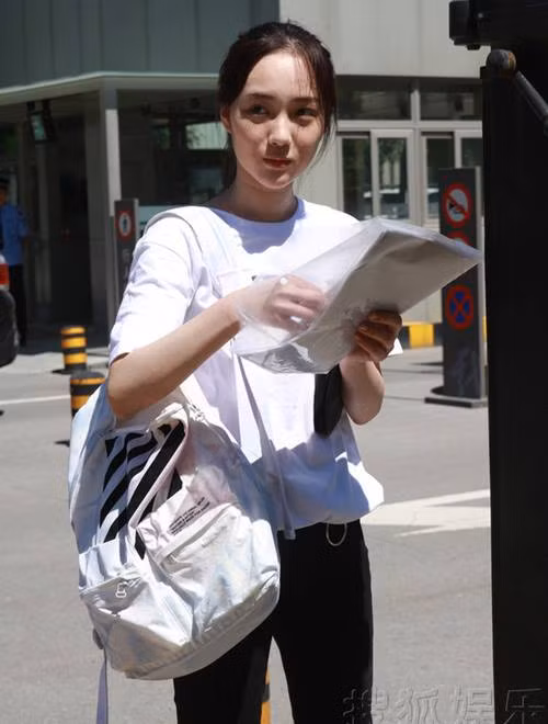 Trong số những tân sinh viên nhập học cũng có những sinh viên đã nổi tiếng từ trước đó. Trong ảnh là Trương Tuyết Nghênh, hot girl sinh năm 1997, được biết đến nhiều qua các bộ phim "Thần điêu đại hiệp 2014", "Truyền thuyết Thanh Khâu Hồ", "15 năm chờ đợi chim di trú".