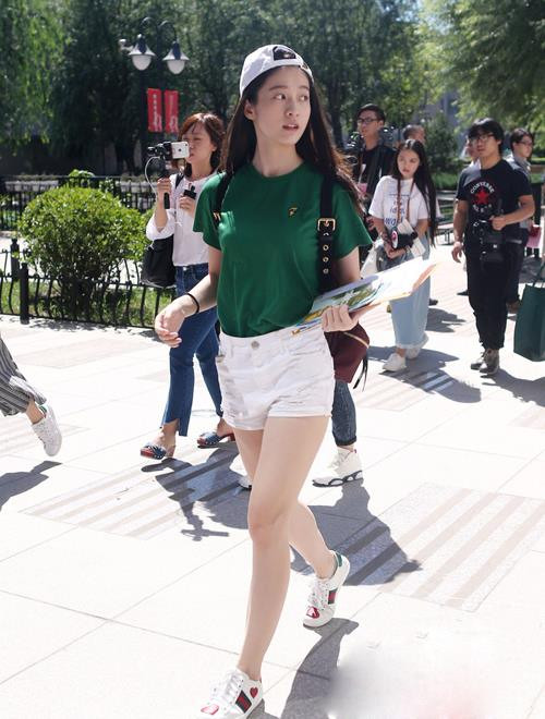 Theo đó, tất cả các tân sinh viên khi nhập học sẽ nhận được một phần "đại lễ" đó là những "quy định" đặc biệt mang tính độc quyền của Học viện hí kịch Trung ương và 60 kịch bản kinh điển của Trung Quốc và nước ngoài thuộc chuyên ngành mà sinh viên đang theo học.