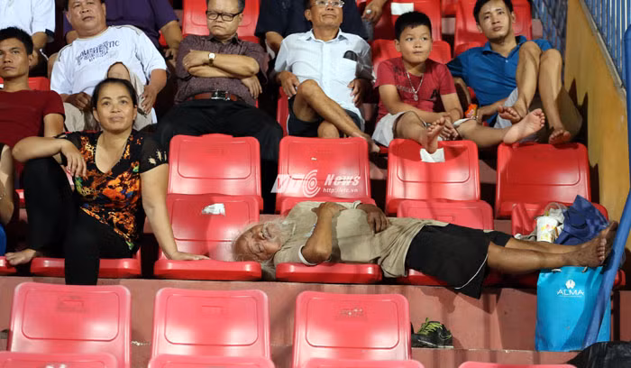 Trận đấu trên sân Hàng Đẫy giữa Hà Nội T&amp;T và Đồng Tháp diễn ra với thế trận một chiều khiến khán giả lớn tuổi rơi vào cơn buồn ngủ. Ảnh: VTC News.