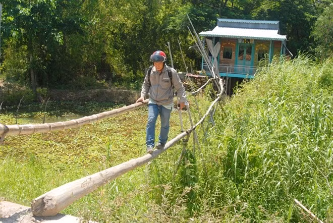 Bắc cầu khỉ đi vào nhà.