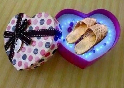 Nhìn hộp quà to "chà bá" nhiều chị em hí hửng sẽ là tổng hợp nhiều món quà nhưng khi mở ra chỉ là đôi dép tổ ong huyền thoại.