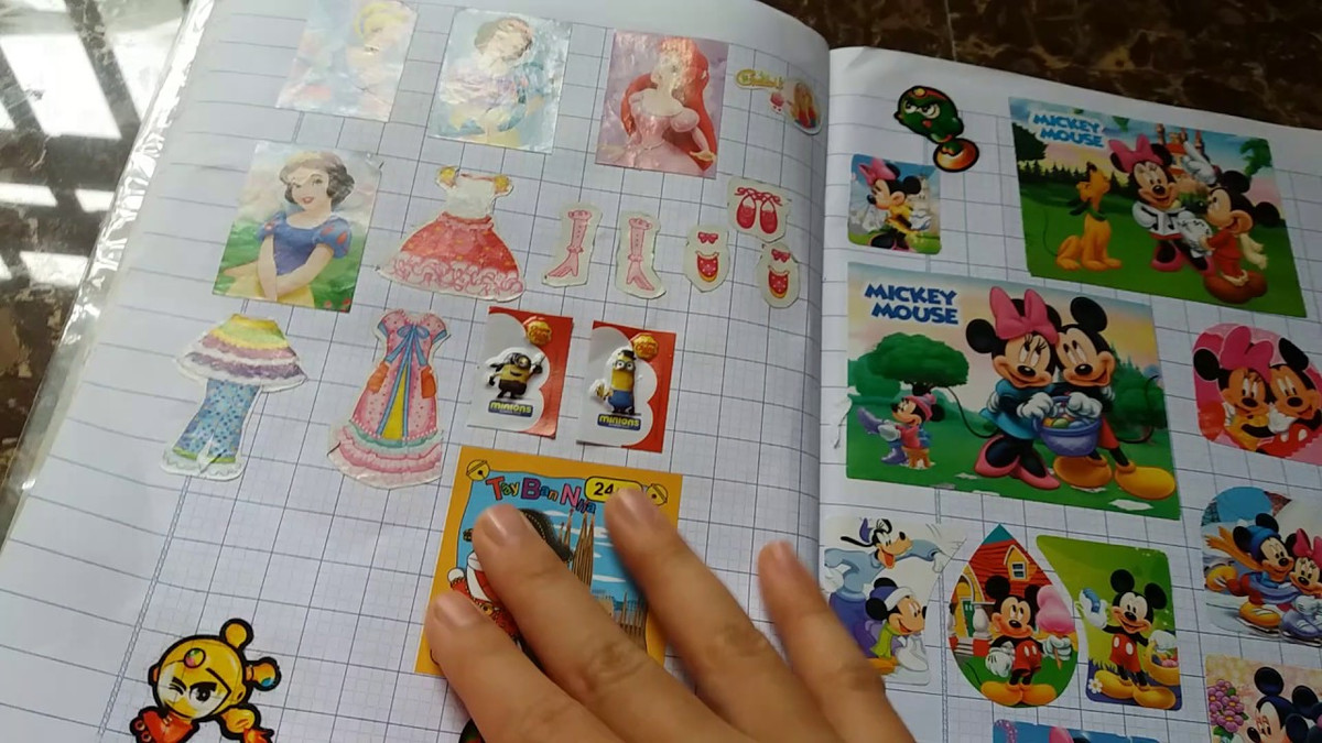 Sau hơn cả thập kỷ, cuốn vở chứa đầy hình dán ấy vẫn là một kho báu vô giá trong ký ức tuổi thơ lung linh sắc màu của thế hệ 9X.