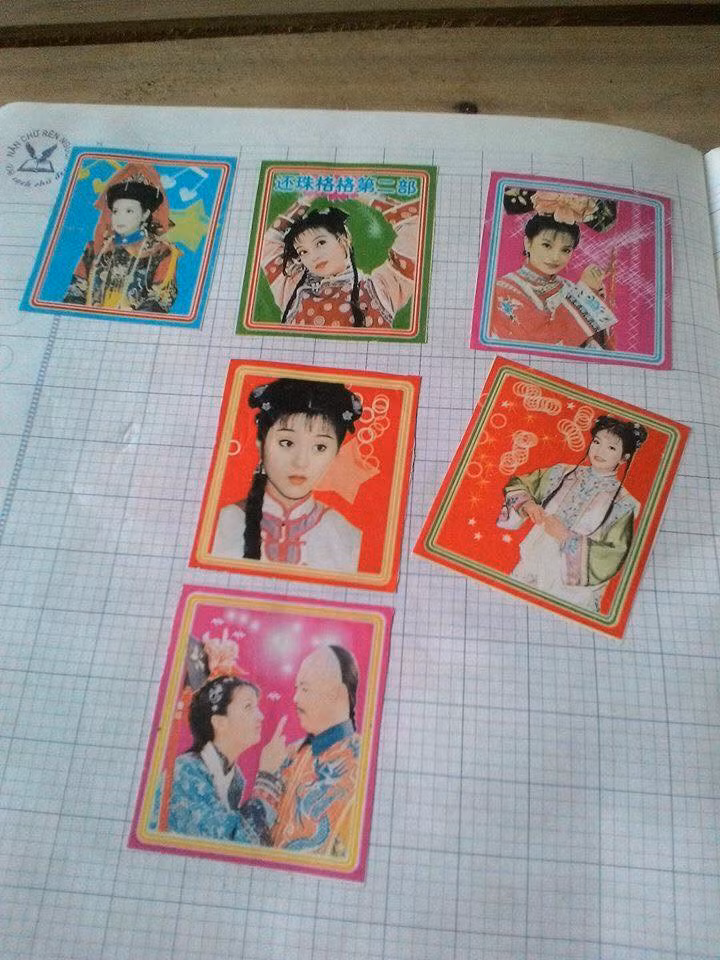 Sau một mùa hè chăm chỉ làm việc nhà để bà chị, ông anh cho tiền tiêu vặt, chắc chắn những cô cậu bé thời ấy sẽ vênh mặt với bạn bè khi khoe bộ sưu tập hình dán phong phú.