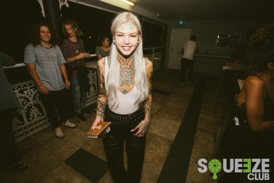 Amber luôn muốn bản thân mình phải có một điều gì đó thật sự khác biệt, không giống bất kì ai, cô cũng không muốn có một cơ thể nhàm chán như trước kia nên mới quyết định thay đổi.