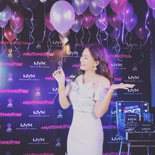 Mới đây, trong tập 8 của chương trình The Face, nữ blogger 9X này đã xuất hiện trong vai trò chuyên gia định hướng làm đẹp, mà còn đưa ra quyết định đội chiến thắng.