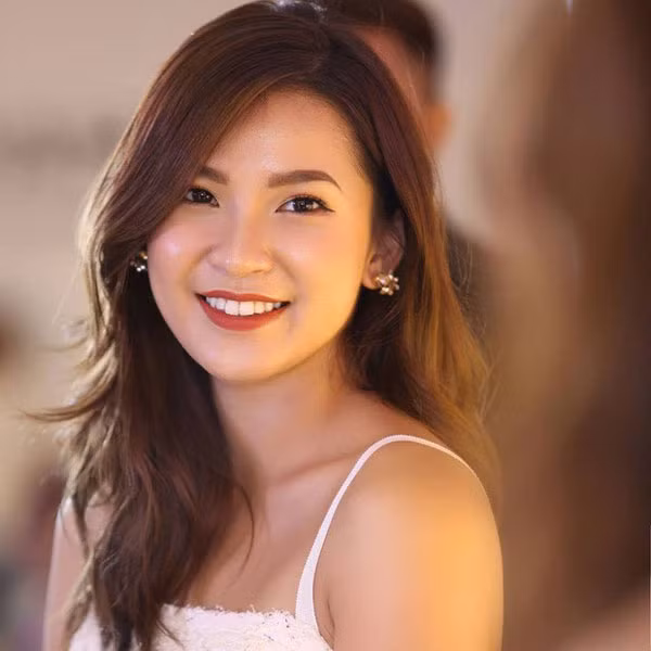 Sở hữu chất giọng nhẹ nhàng đặc trưng của con gái Hà Nội cùng với sự thân thiện, nhiệt tình qua các video hướng dẫn makeup hay review mỹ phẩm cực hữu ích và chi tiết khiến nữ blogger Hà thành nhận được sự chào đón nồng nhiệt ngay từ khi mới gia nhập làng beauty blogger.