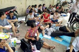 Cụ thể, nickname H.M.L cho biết: "Hãy biết trân trọng bố mẹ mình hơn các bạn ạ. Mình đi thi áp lực một, nhưng bố mẹ áp lực đến mười. Công sinh thành dưỡng dục chỉ mong con cái học hành đến nơi đến chốn".