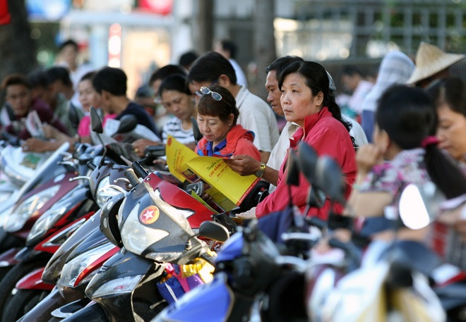 Một số bạn đã qua thời đi học vẫn để lại những dòng tâm sự đầy cảm xúc về quá khứ được bố mẹ đưa đi thi.