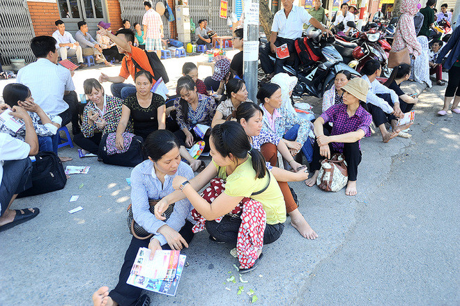 Còn nickname M.P cho biết: "Nhìn cảnh nhiều cô chú lớn tuổi nhưng vẫn leo lên bậc tường cao ngất đủ thấy họ trông ngóng và dõi theo còn mình nhiều thế nào. Nỗi lòng của bố mẹ thật sự không thể đong đếm. Nên các bạn hãy cố gắng học tập thật tốt để không phụ lại tấm lòng bao la ấy nhé".
