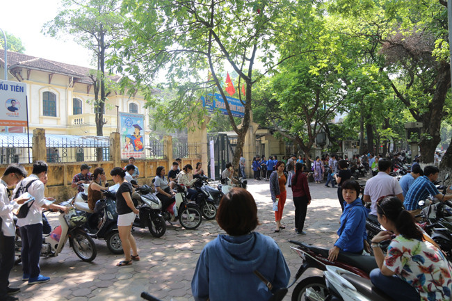 Chùm ảnh phụ huynh thấp thỏm chờ con đi thi vào lớp 10 nhanh chóng được chia sẻ và nhận về nhiều bình luận của thành viên mạng.