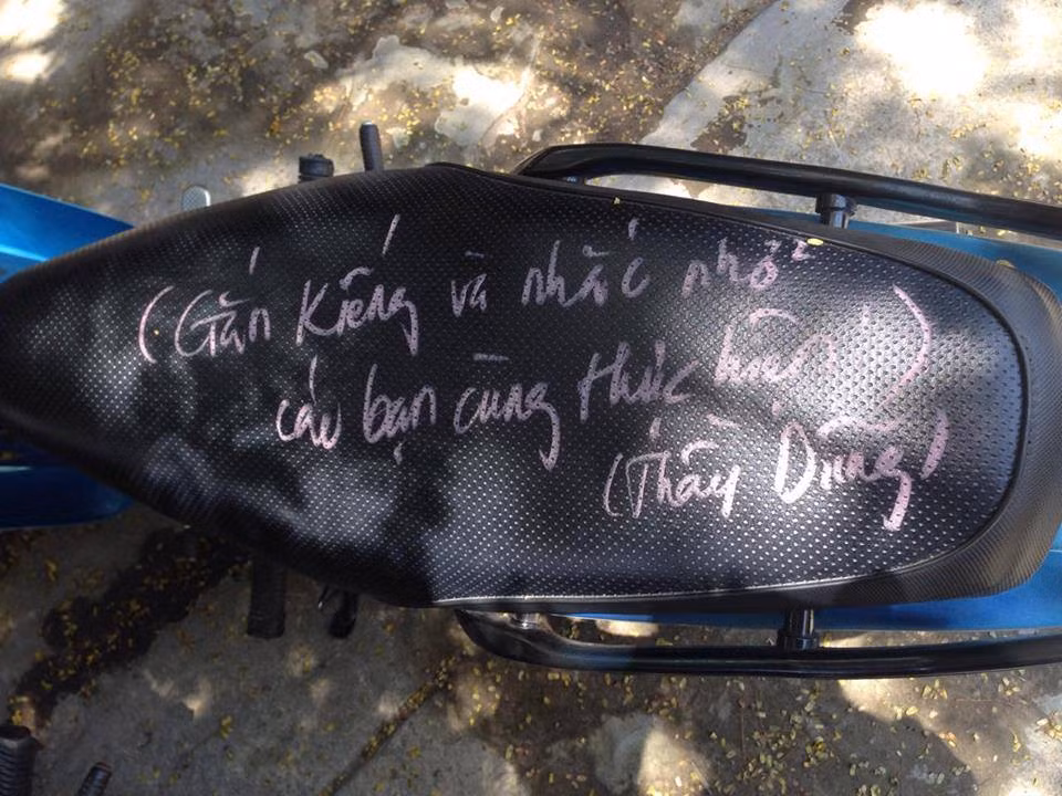 Theo truy tìm của dân mạng, chủ nhân những dòng chữ trên yên xe là thầy Nguyễn Ngọc Trí Dũng, hiệu phó trường THPT Châu Thành 2, Đồng Tháp.