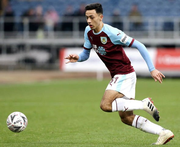 Arsenal được cho là đã có những động thái quan tâm đến ngôi sao trẻ của Burnley Dwight McNeil khi cử tuyển trạch viên đến theo dõi màn trình diễn của cầu thủ 17 tuổi.