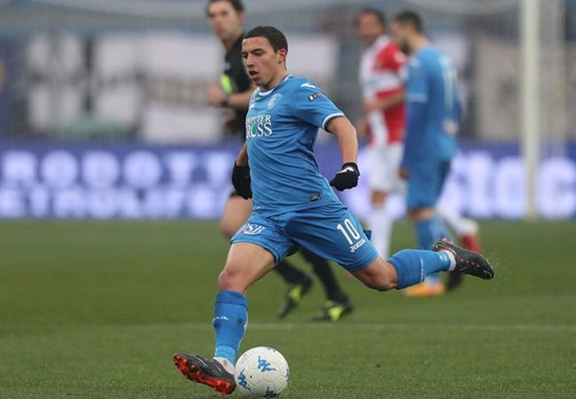 Tờ Le10Sport tiết lộ, Arsenal có thể mua lại Ismael Bennacer trong bối cảnh Lyon đang nỗ lực chiêu mộ cầu thủ thuộc biên chế Empoli. Trong hợp đồng giữa đội chủ sân Emirates và đội bóng Serie A có điều khoản ưu tiên mua lại cựu sao mai của AC Arles.