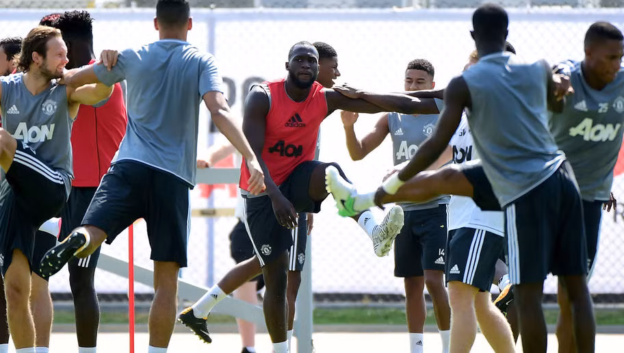 Ngay sau khi sân tập của M.U bị nghi có bom, ban giám hiệu trường đã gửi thông báo khẩn cấp yêu cầu sinh viên di chuyển từ khu vực ký túc xá tới SVĐ Drake. Trong khi lực lượng an ninh được tăng cường và một gói hàng khả nghi được tìm thấy gần khu vực này. Ảnh: Mirror