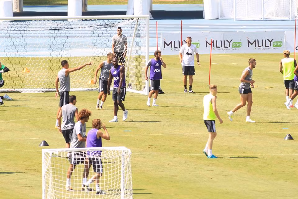 Trong những ngày qua CLB M.U đã liên tục tập luyện ở sân Drake để chuẩn bị cho tour du đấu mùa hè của mình tại nước Mỹ và tham gia cúp ICC. Còn Real Madrid, họ chỉ mới có buổi tập đầu tiên mà đã xảy ra sự cố. Ảnh: The Sun