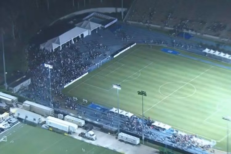 Real Madrid và M.U đều đang đóng quân tại Los Angeles trong chuyến du đấu tại Mỹ mùa hè năm nay. Địa điểm mà hai đội bóng hàng đầu châu Âu lựa chọn để tập luyện chính là sân vận động của trường đại học California (UCLA), trước khi di chuyển tới các địa điểm thi đấu khác. Ảnh: Mirror.