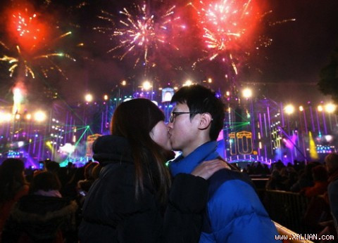Những năm gần đây, giới trẻ Việt đã bắt đầu quen với những lễ hội đếm ngược sang năm mới và những hình ảnh nụ hôn ngọt ngào của các cặp đôi trong khoảnh khắc giao thừa đã được ghi lại.