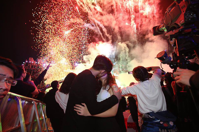 Vậy nên khi đã có "đối tác" thì đừng ngần ngại trao cho họ một nụ hôn thật sâu trong khoảnh khắc đặc biệt chuyển giao giữa năm cũ và năm mới. Đó là một kỉ niệm đẹp trong hành trình của các cặp đôi khi yêu nhau.