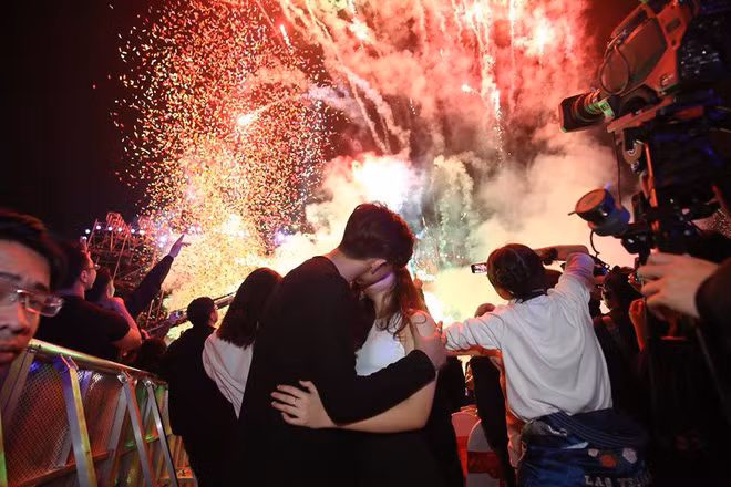 Vậy nên khi đã có "đối tác" thì đừng ngần ngại trao cho họ một nụ hôn thật sâu trong khoảnh khắc đặc biệt chuyển giao giữa năm cũ và năm mới. Đó là một kỉ niệm đẹp trong hành trình của các cặp đôi khi yêu nhau.