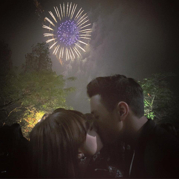 Theo quan niệm của người Anh và Đức, người đầu tiên bạn gặp trong năm mới và tính chất của cuộc gặp gỡ này sẽ quyết định của đời sống của bạn trong năm đó. Một nụ hôn - hành động cụ thể biểu hiện sự quan tâm, sẽ tăng cường mối quan hệ bạn muốn duy trì trong tương lai.