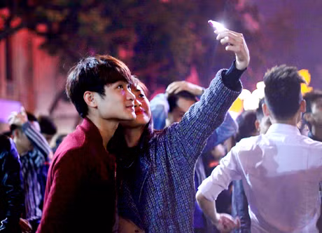 Nếu cặp đôi không kịp dành thời gian để hôn thì đấy sẽ là điềm không lành cho mối quan hệ. Còn đối với những người còn độc thân, có một quan niệm là không nên hôn bất cứ ai có khả năng làm cho năm mới của bạn trở thành một năm cô đơn.