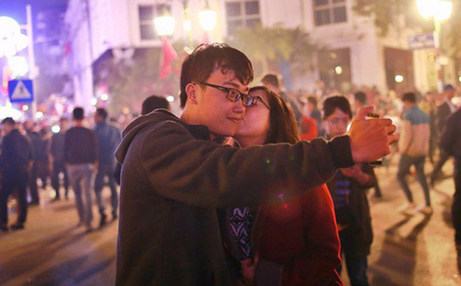 Theo nhiều bạn trẻ, những nụ hôn giao thừa giữa dòng người đông đúc đúng vào thời điểm chuông đồng hồ điểm 12 tiếng là điều thật tuyệt vời.