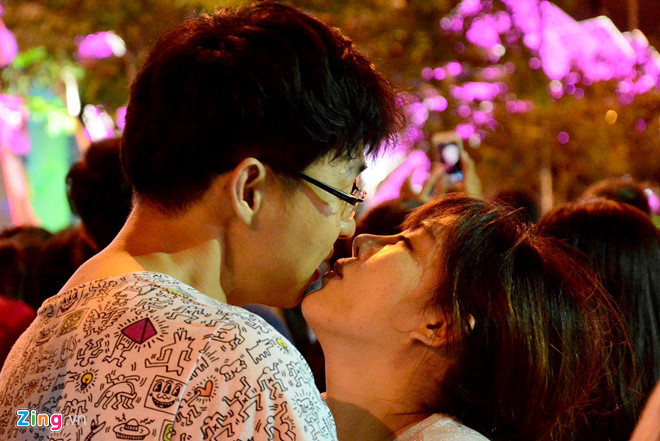 Những nụ hôn đêm giao thừa cũng xuất hiện trong các tác phẩm điện ảnh, văn chương với những ý nghĩa thú vị.