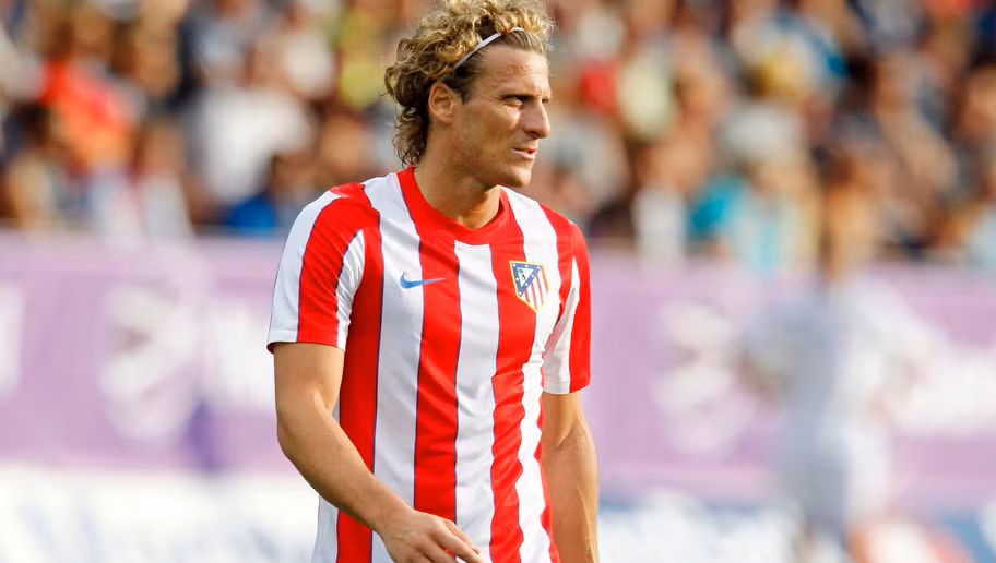 Năm 2001, Manchester United bỏ ra 6,9 triệu bảng để đón Forlan về từ Independiente. Thế nhưng, trung phong người Uruguay khiến Sir Alex ngán ngẩm về màn trình diễn hết sức nghèo nàn. Sau đó, anh "dạt" tới La Liga thi đấu lần lượt trong màu áo của Villareal và Atletico Madrid và đã khẳng định được tên tuổi của mình.