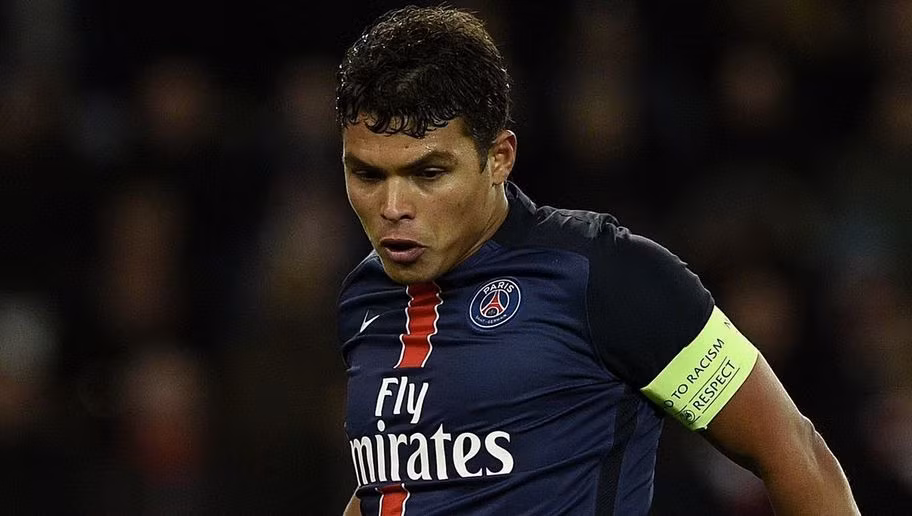 Bị mờ mắt bởi số tiền lên đến 42 triệu euro mà Paris Saint Germain "xòe" ra để đổi lấy sự phục vụ của Thiago Silva, đội bóng chủ sân San Siro chắc có lẽ đã không lường trước được hậu quả của cái "gật đầu" này. Không có Silva, AC Milan mất luôn đi sự vững chắc trước khung gỗ và lâm vào giai đoạn khủng hoảng hàng thủ chưa từng có sau thời của Maldini và Nesta.