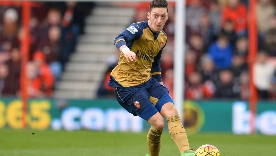 Từng bị thất sủng tại Real Madrid, Oezil buộc phải tìm bến đỗ mới là Arsenal để được thường xuyên ra sân. Với phẩm chất vốn có của mình, ngôi sao bóng đá người Đức đã hòa nhập cực nhanh với môi trường tại Emirates. Mùa giải này, anh đã trở thành vua kiến tạo tại Premier League.
