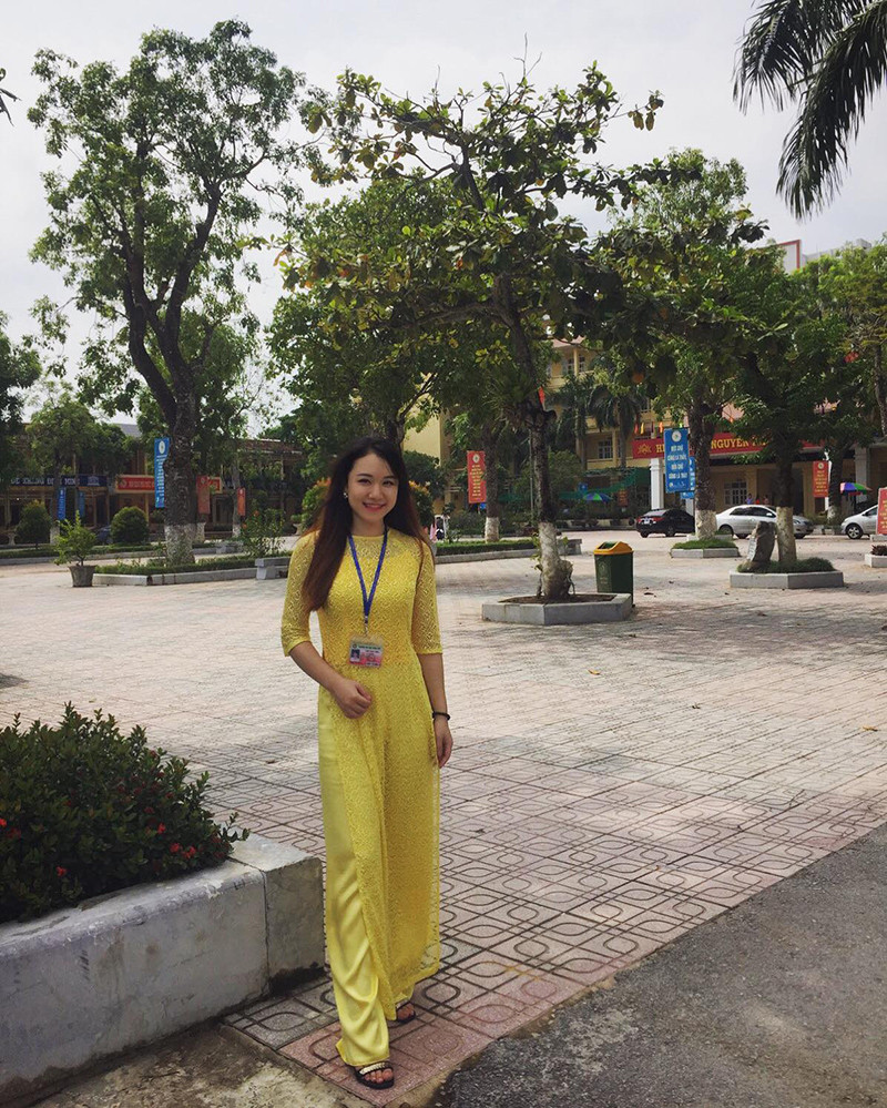 Mái tóc dài qua vai, gương mặt ưa nhìn đã nhanh chóng giúp bức ảnh ghi lại khoảnh khắc ngủ gật của nữ giáo viên thực tập nhận về hơn 14 ngàn lượt like và hàng trăm bình luận. Tung tích của cô giáo cũng nhanh chóng được tìm ra.