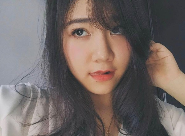 Cô giáo trẻ tiết lộ, chiều cao bên ngoài là 1m55 cùng phong cách thời trang đơn giản, khỏe khoắn. Ngoài thời gian dành cho công việc, Mai thích đọc sách, café trò chuyện cùng bạn bè và ca hát.