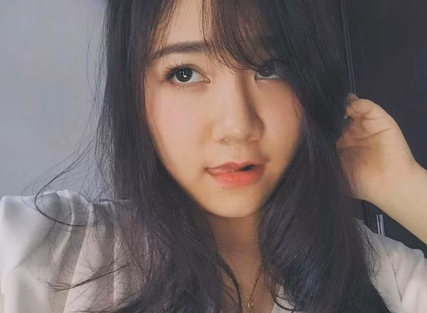 Cô giáo trẻ tiết lộ, chiều cao bên ngoài là 1m55 cùng phong cách thời trang đơn giản, khỏe khoắn. Ngoài thời gian dành cho công việc, Mai thích đọc sách, café trò chuyện cùng bạn bè và ca hát.