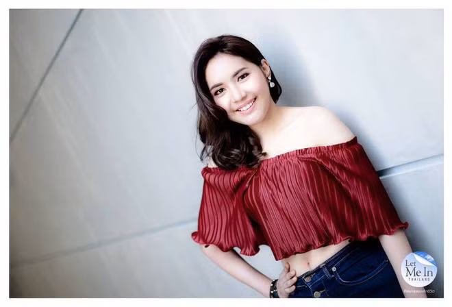 Sinh ra trong gia đình khó khăn, không đủ tiền đóng học phí, Lin đã phải dừng việc học hành từ sớm. Mặc dù đã cố gắng để kiếm 1 công việc đỡ đần kinh tế gia đình nhưng chỉ vì nhan sắc kém xinh, "Thị Nở Thái Lan" này nhiều lần bị từ chối.