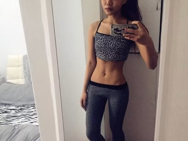 Nayika gây chú ý bởi thân hình bốc lửa, làn da nâu khỏe khoắn, vòng một đầy đặn và đặc biệt là vòng eo con kiến chỉ 46 cm.