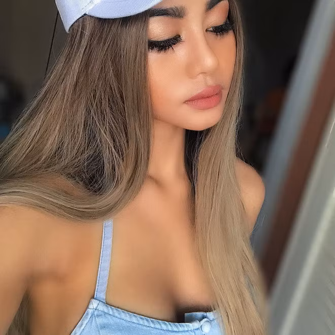 Trước khi lột xác, Nayika có làn da đen, gương mặt bầu bĩnh và thân hình có phần mũm mĩm. Khởi đầu bằng việc niềng răng, cô hot girl 9X này bắt đầu hành trình làm đẹp của mình.