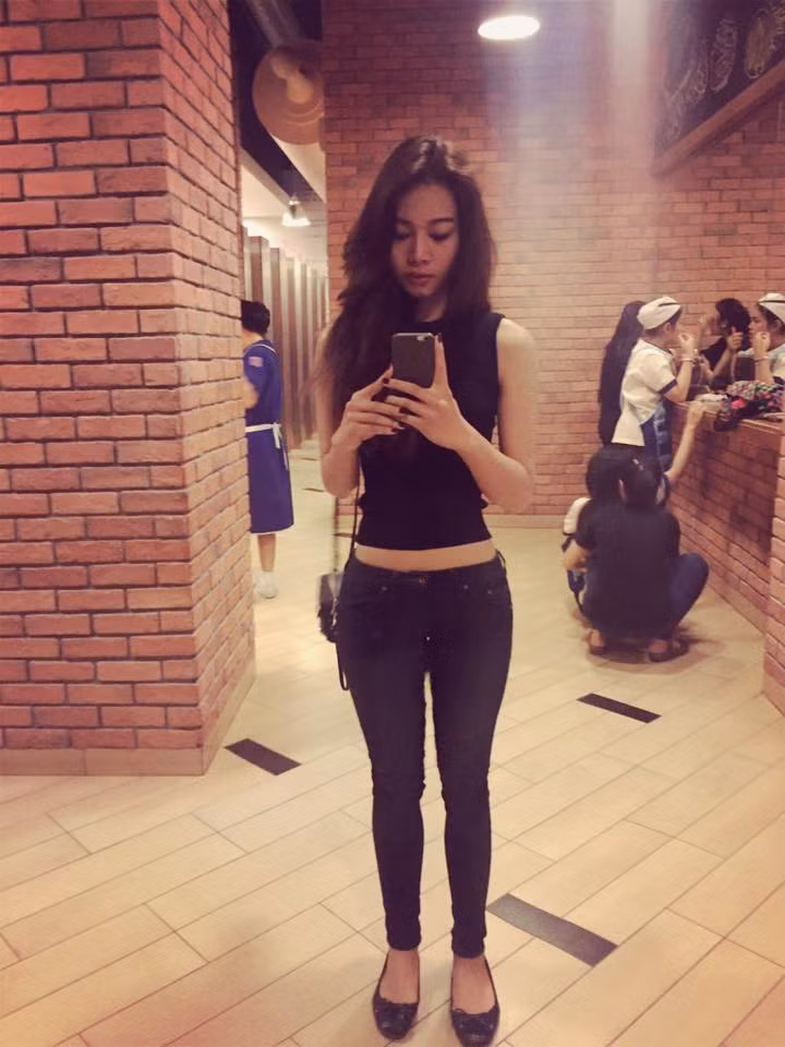 Nayika thường xuyên chia sẻ hình ảnh gợi cảm trên Instagram. Trang cá nhân của mình, cô nàng hot girl 9X này hiện thu hút hơn 235.000 lượt theo dõi.