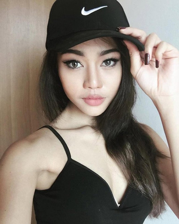 Gương mặt sau phẫu thuật thẩm mỹ của 9X cũng từng được so sánh với "hot girl môi tều" Lily Maymac.